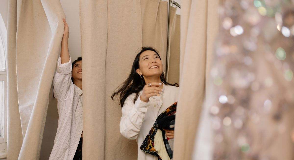 Dos mujeres entran a probarse ropa a una tienda