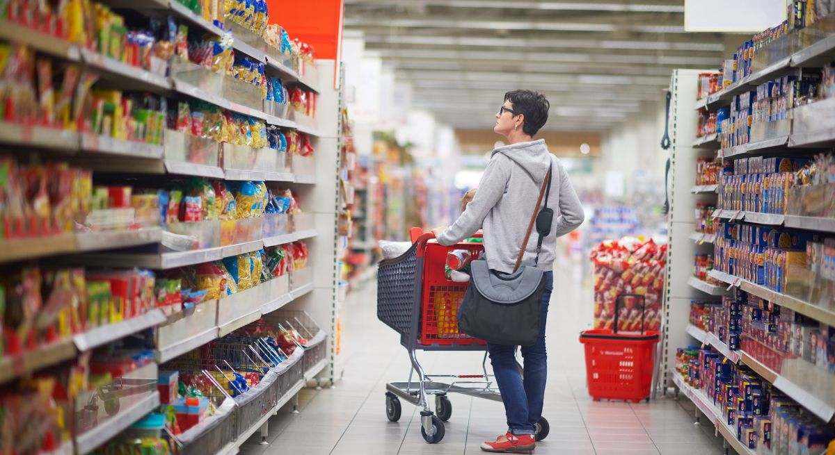 Un hombre realiza la compra semanal en un supermercado