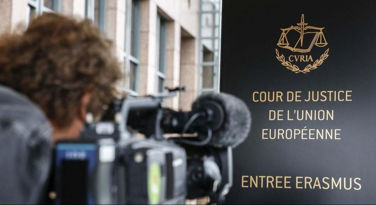 Una cámara graba la entrada del Tribunal de Justicia de la Unión Europea