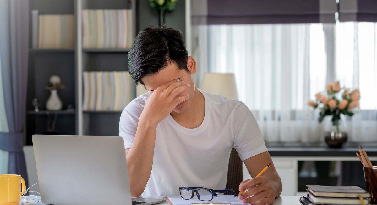 trabajador-enfermo-manos-cabeza-canva.jpg