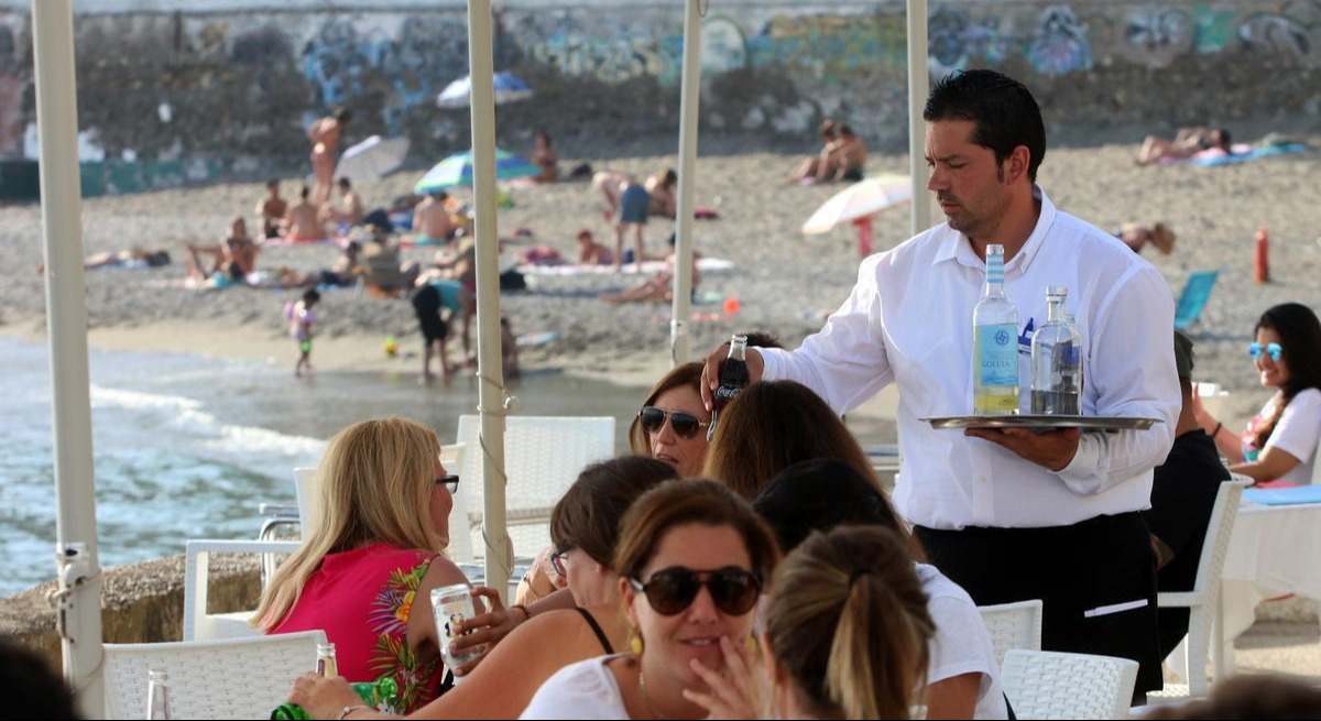 Camarero en una terraza de la Costa del Sol.
