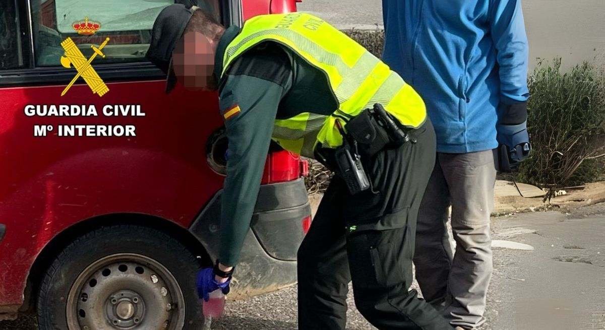 Guardia Civil revisa el combustible de un vehículo