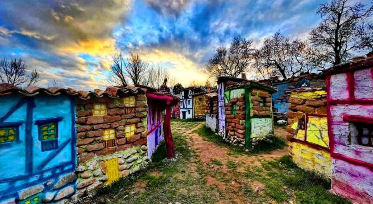 El pueblo construido con colores muy alegres de Burgos