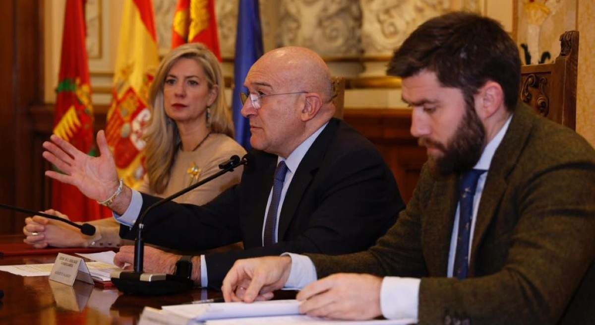 El alcalde de Valladolid, Jesús Julio Carnero, en el centro de la imagen