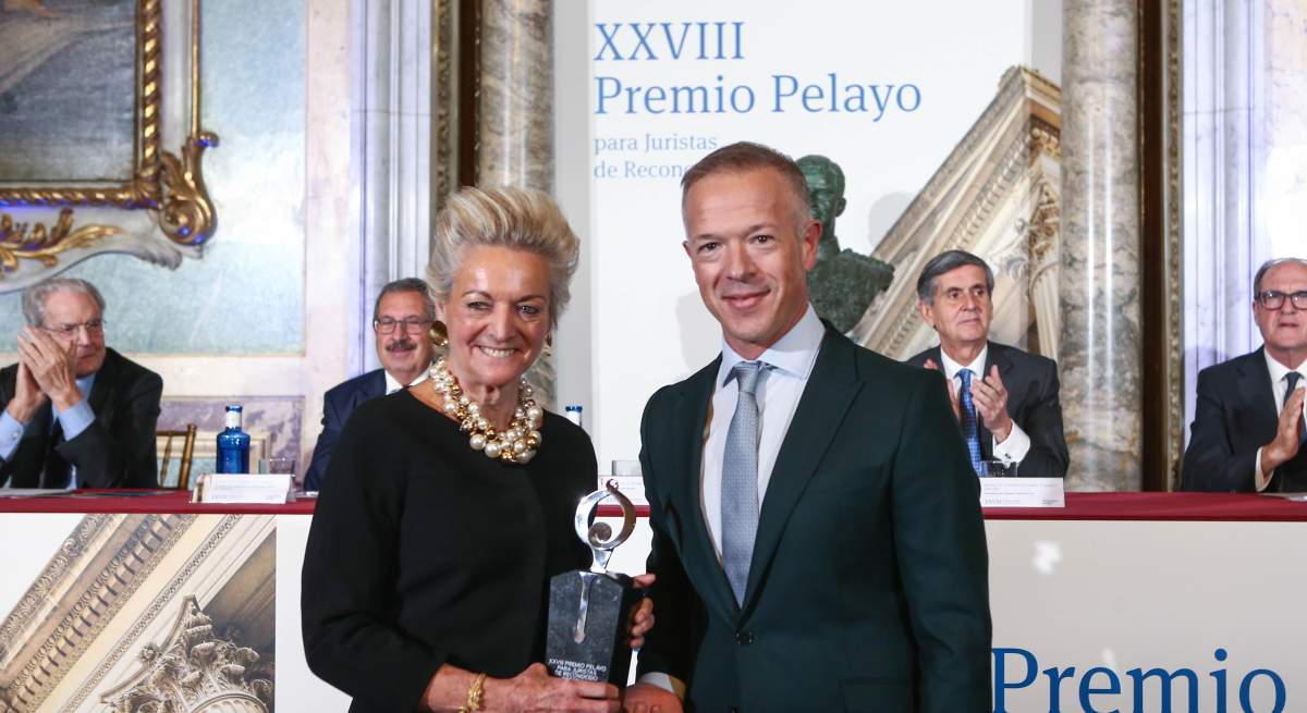1200-x-655-Premio-Pelayo-Maria-Luisa-Segoviano-y-Ander-Gil_Presidente-del-Senado.jpg