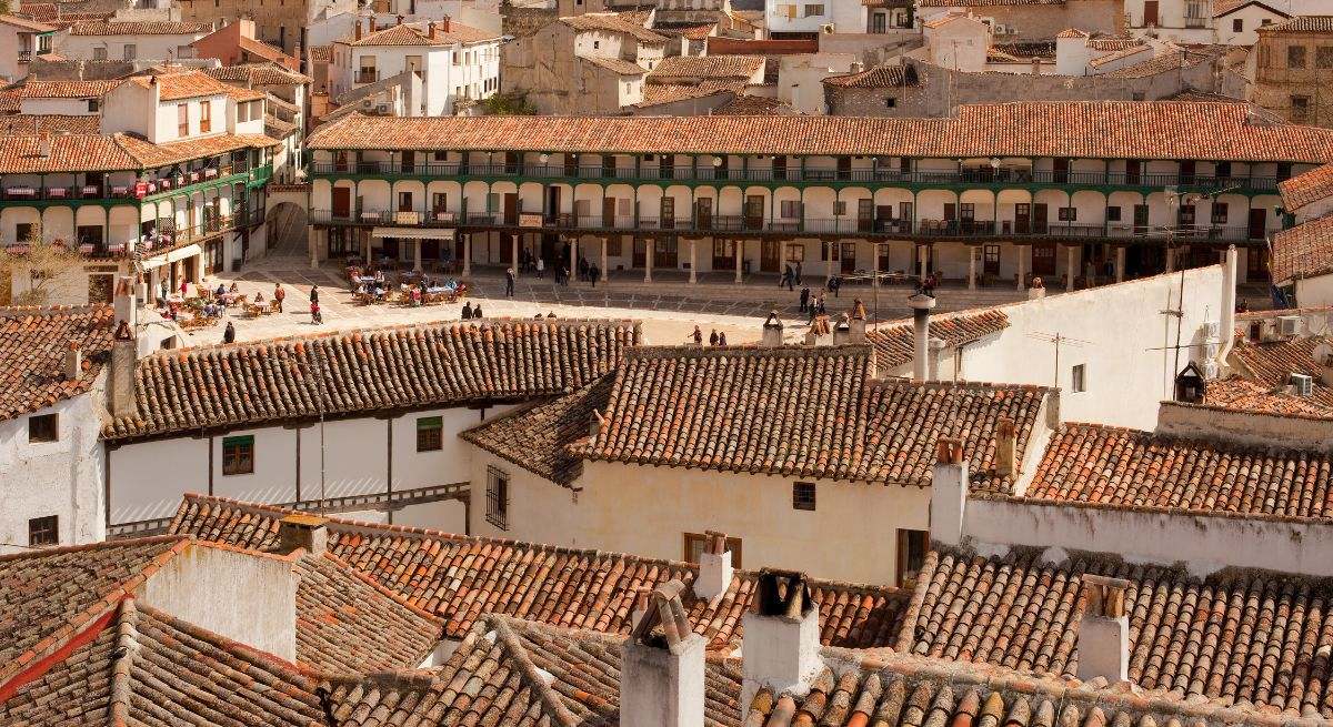 Una vista elevada de la plaza principal o Plaza Mayor en el pequeño pueblo de Chinchón
