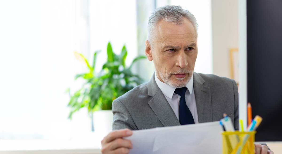 trabajador-mayor-oficina-ordenador-dreamstime.jpg