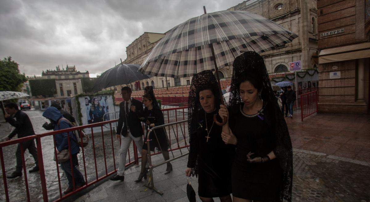EuropaPress_2074693_jueves_santo_lluvia_granizos_capital-1.jpg