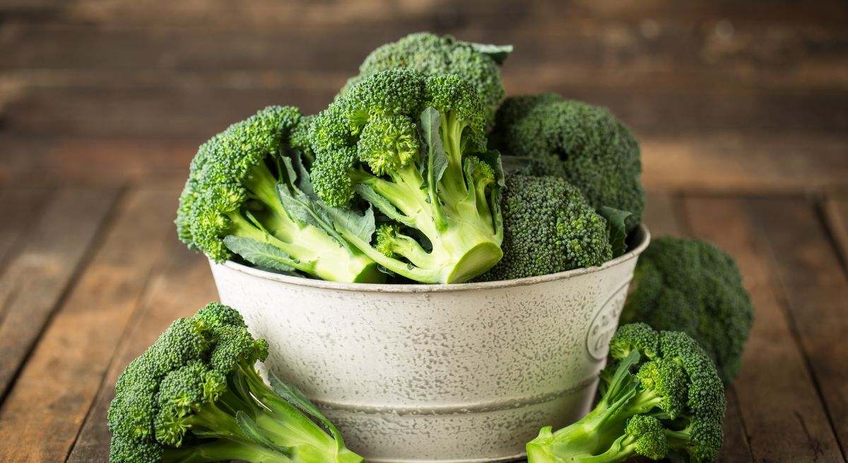 El brócoli es una verdura crucífera rica en nutrientes y tiene importantes beneficios para la salud