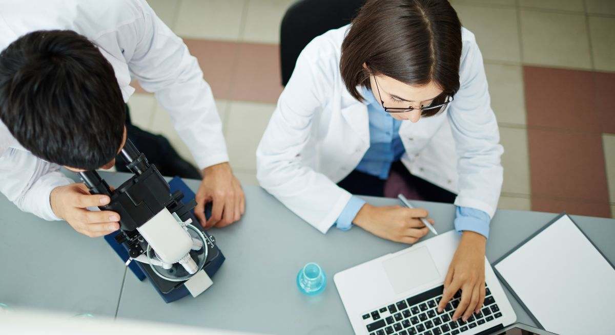 Varios investigadores en acción