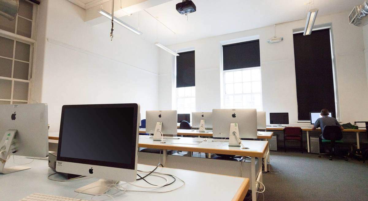 computer-workstation-g40cca9cc9_1280-1.jpg