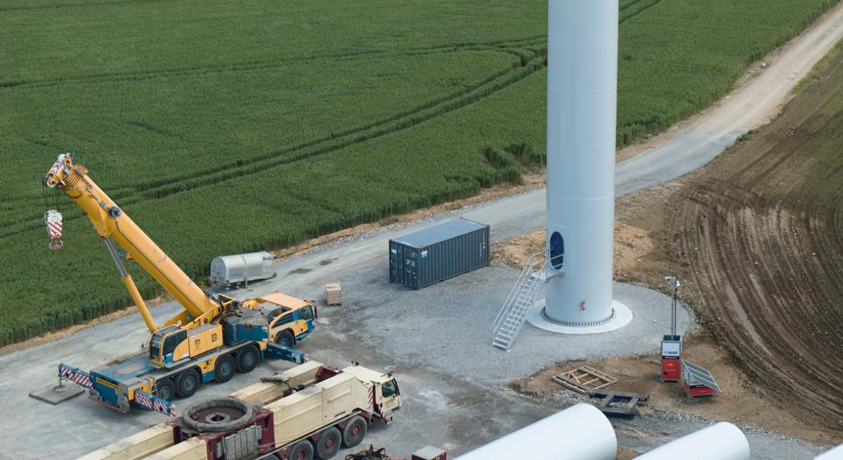 Labores de construcción de un molino eólico. / iStock