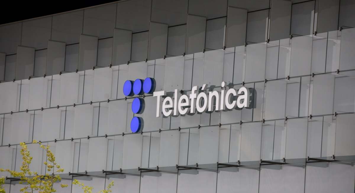 Fachada de Telefónica y logo nuevo.