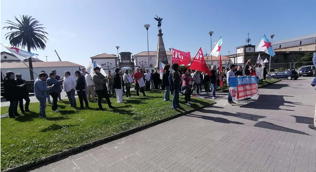 Concentración de personal civil del Arsenal de Ferrol para pedir condiciones laborales dignas al Ministerio de Defensa.