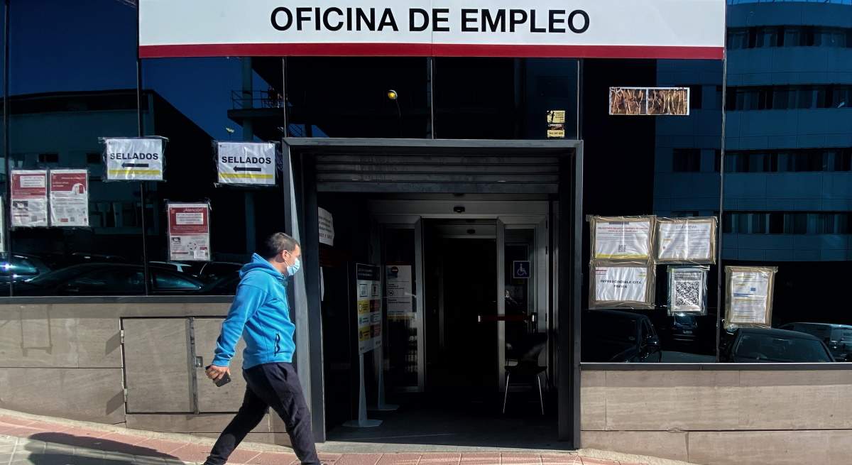persona-camina-frente-sepe-madrid-ep.jpg