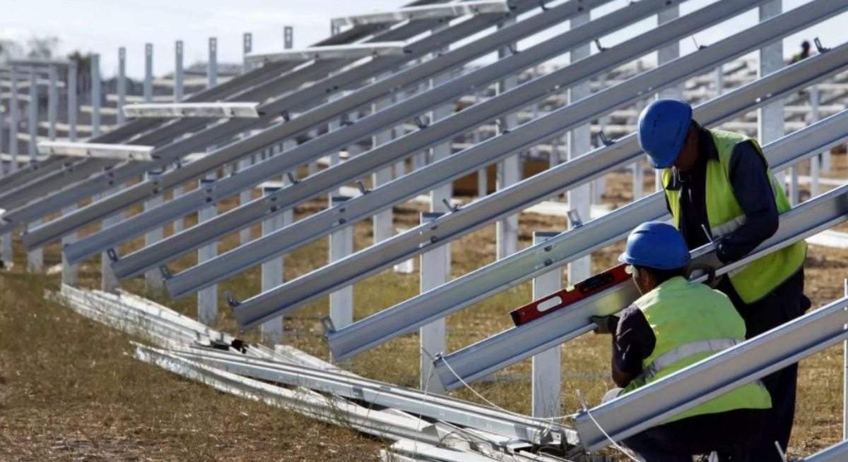 EuropaPress_4175578_instalacion_planta_fotovoltaica_foto_archivo-1.jpg