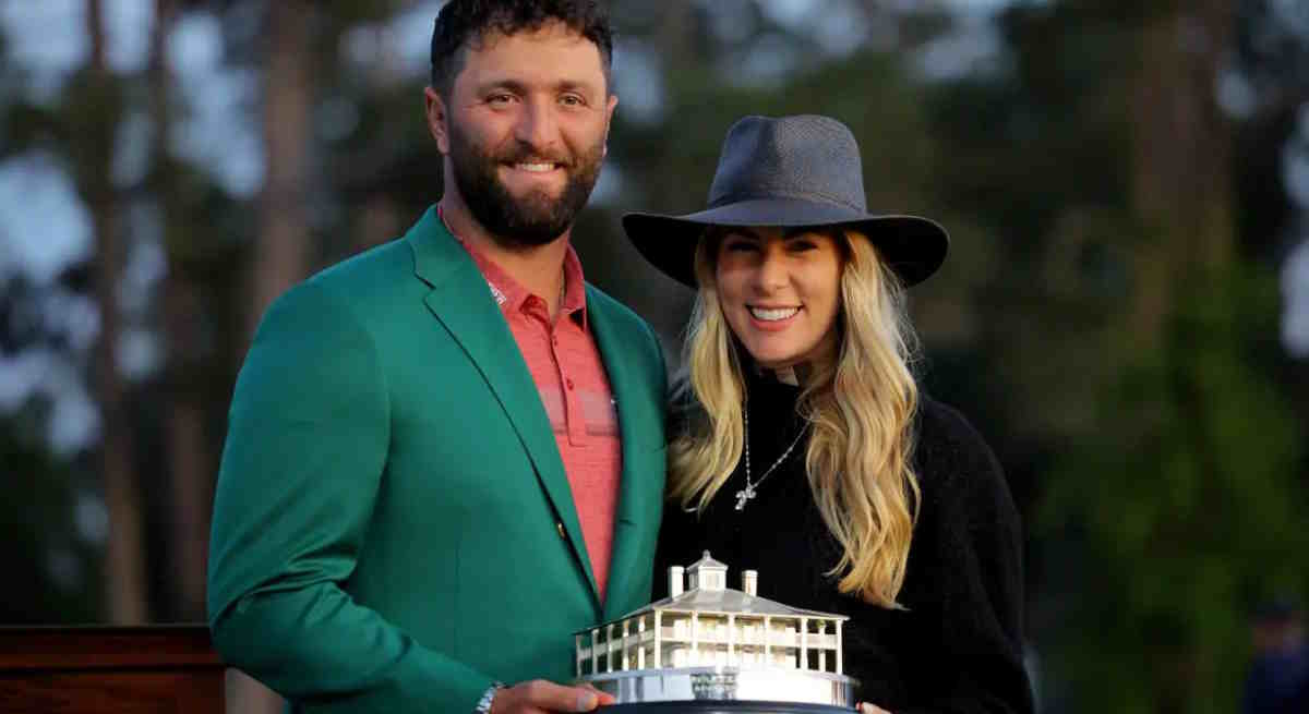 Jon Rahm con su esposa Kelley y el trofeo de ganador del Masters de Augusta 2023.