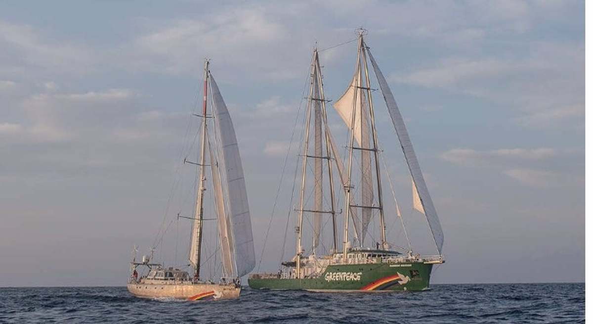 Los barcos de Greenpeace 'The Rainbow Warrior' y 'Witness' en el mar Mediterráneo.