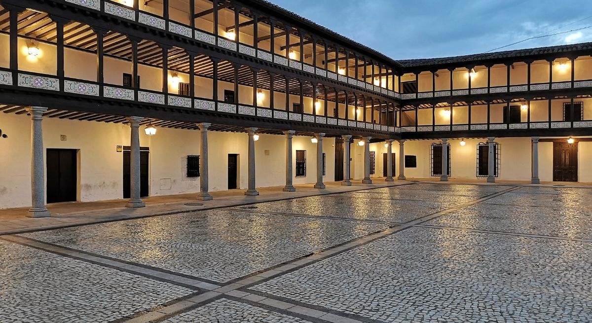 El pueblo de Toledo a menos de una hora de Madrid que tiene una de las plazas más bonitas de España: del siglo XVII