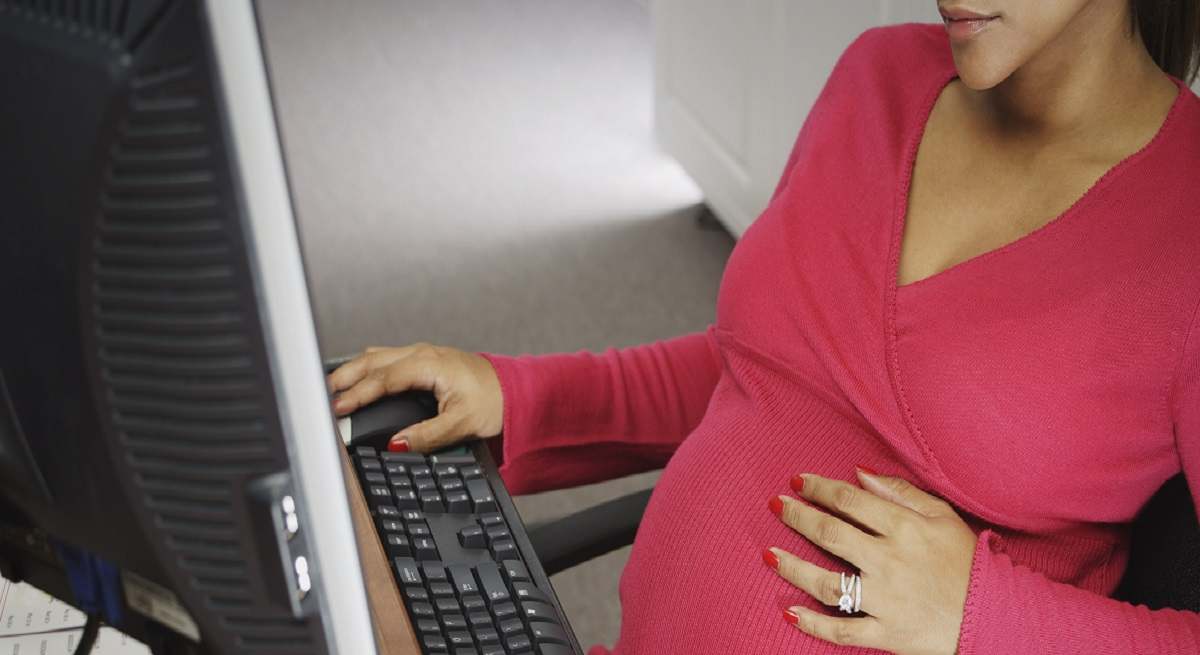Embarazada_trabajando_Istock.jpg