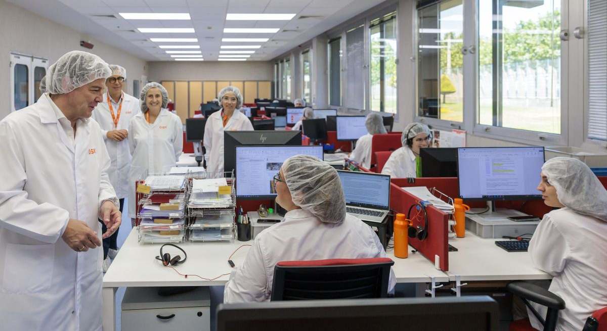 Mañueco visita la planta de GSK en Aranda de Duero