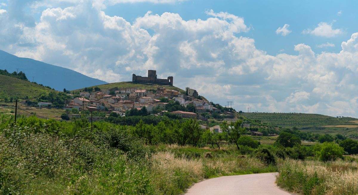 El único pueblo excomulgado que hay en España: un rincón que sigue maldito 600 años después y en el que se celebra la Feria de Brujería