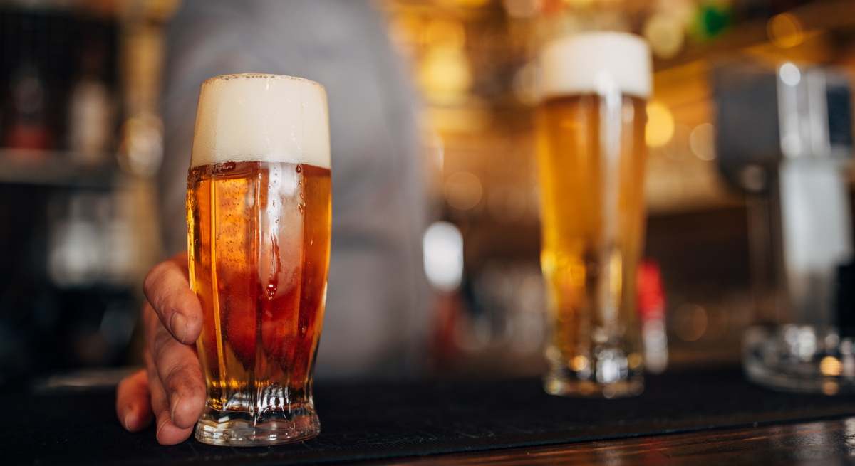 Imagen de recurso de una cerveza en un bar.