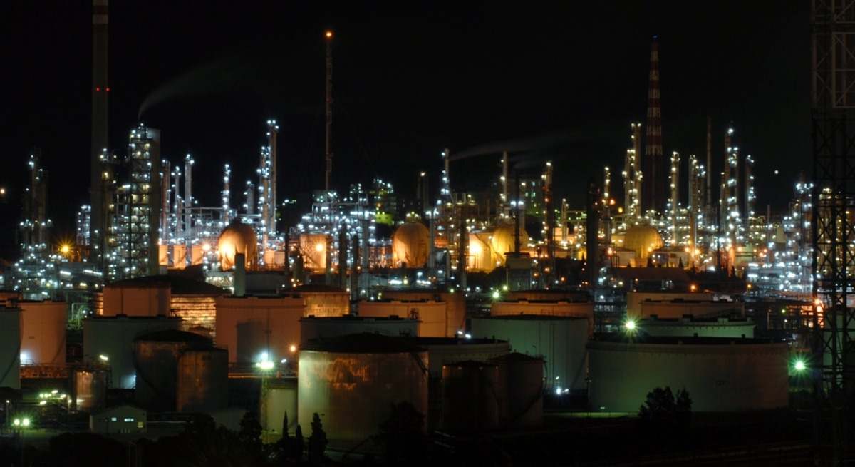 Panorámica nocturna del polo industrial de Huelva.