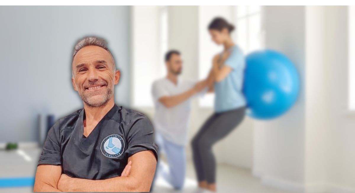 Joaquín Peñalver, fisioterapeuta, y una mujer de fondo difuminado haciendo ejercicio