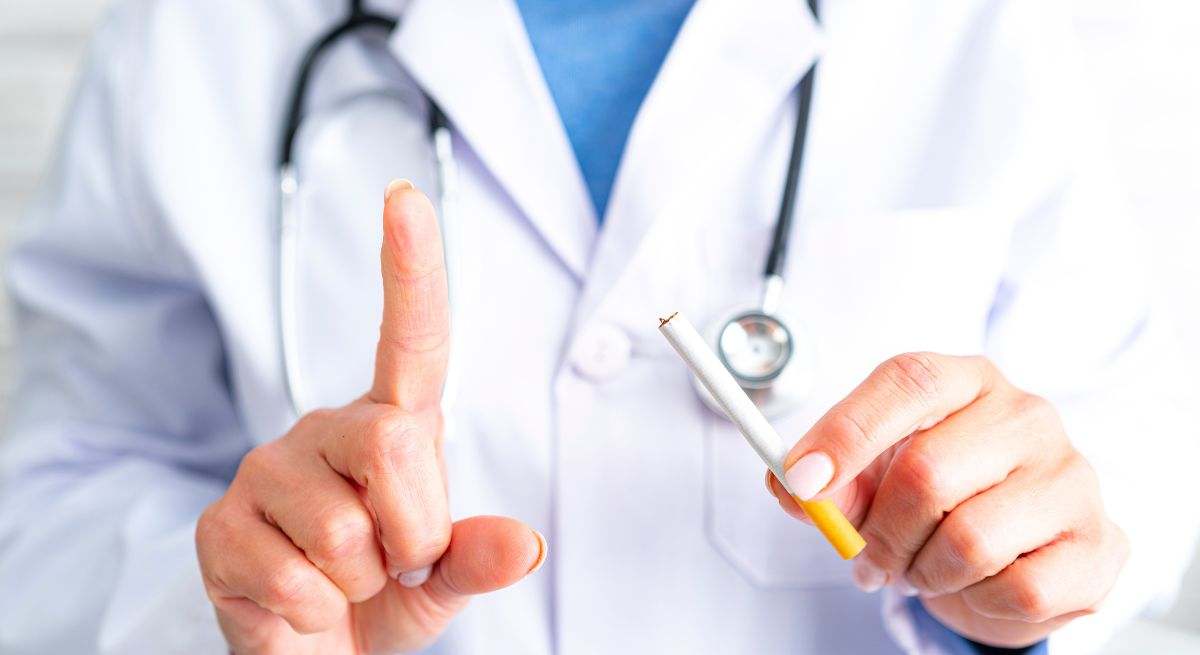 Un médico sosteniendo un cigarrillo 