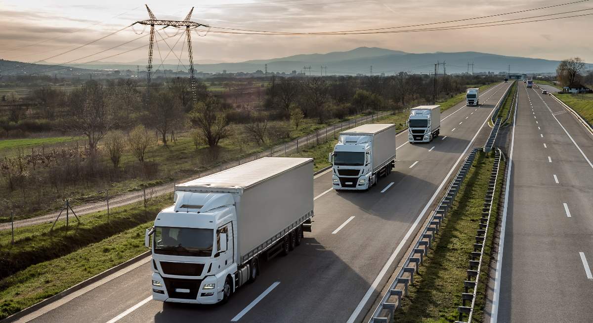 Caravana-de-camiones-en-autopista--iStock.jpg