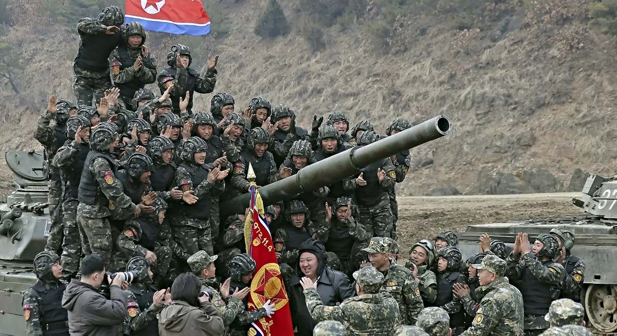 Soldados norcoreanos con su presidente, Kim Jong Un