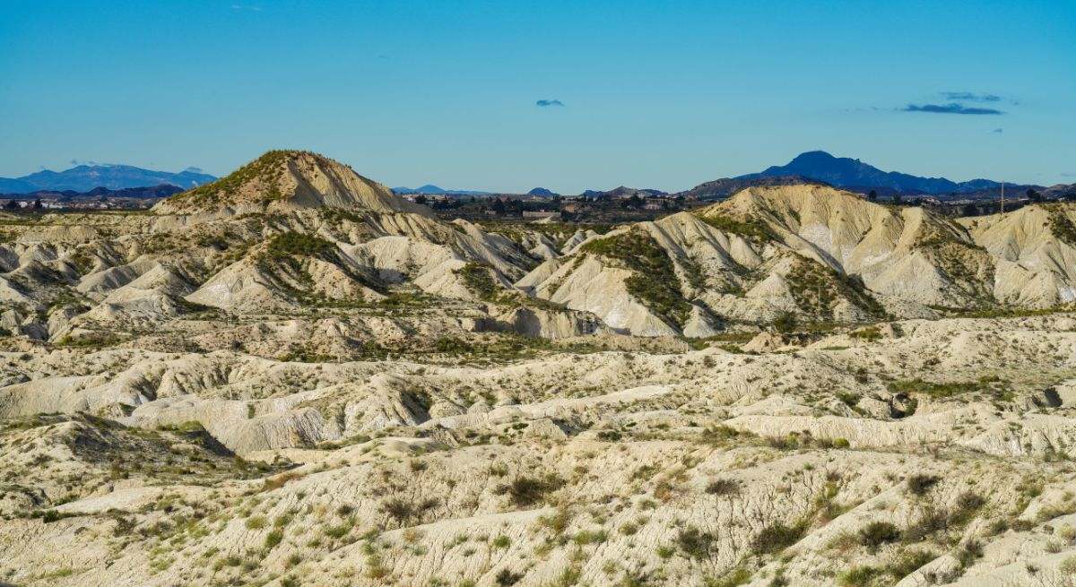 La única playa termal de España está en Murcia: un paraíso veraniego que vio debutar a 'la chica yeyé'