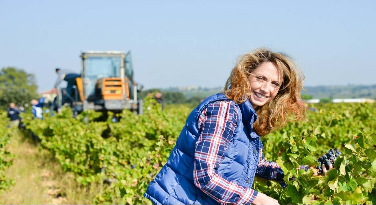Mujer en una explotación agrícola