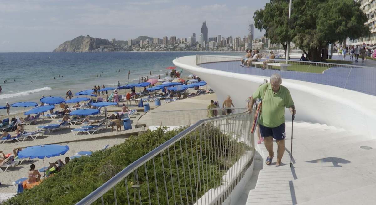 Un jubilado sale de una de las playas de Benidorm.