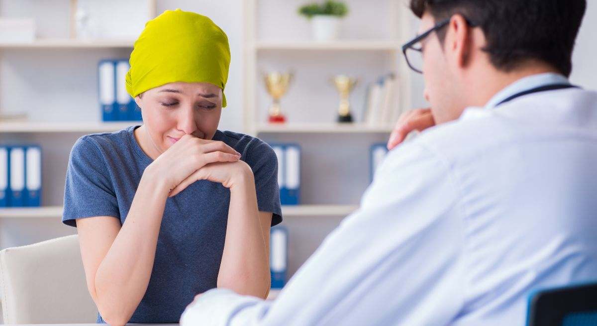 Una mujer recibe la noticia de que tiene cáncer
