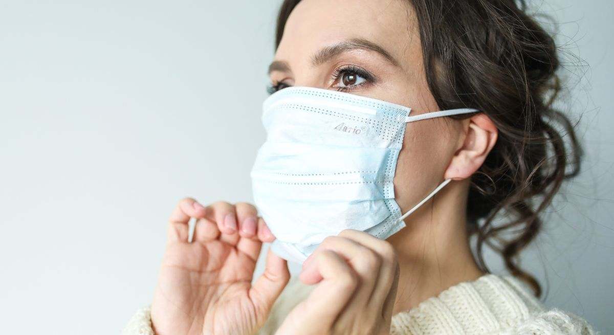 Una mujer usa la mascarilla en España