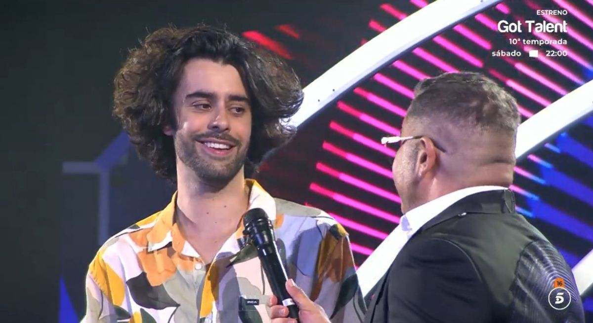 Ruvens con frondoso pelo hablando con Jorge Javier