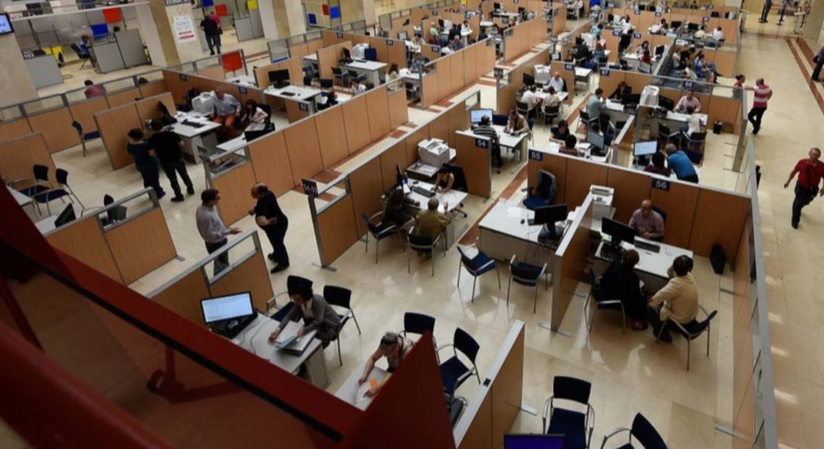 Vista de varios funcionarios que atienden cara al público. EE