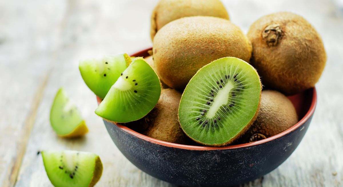 Lo estás haciendo mal: la manera correcta de comerse un kiwi según una experta en nutrición