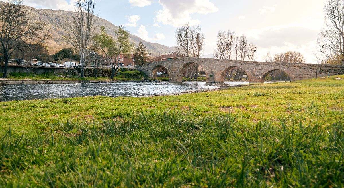 Puente romano en un río caudaloso