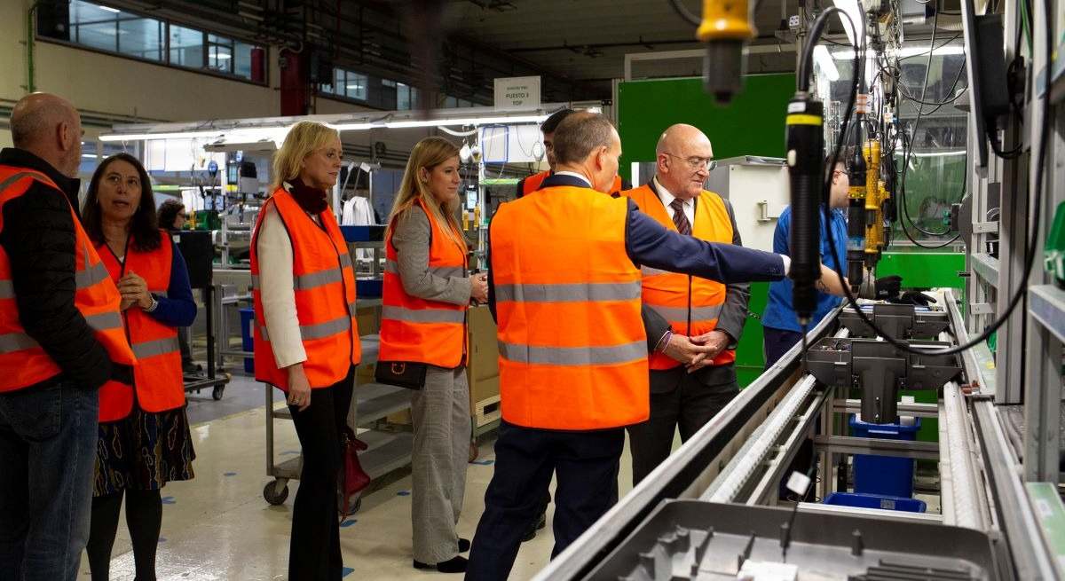 El alcalde de Valladolid visita la fábrica de Signify