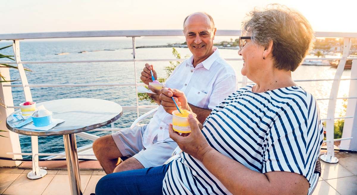 pareja-jubilados-playa.jpg