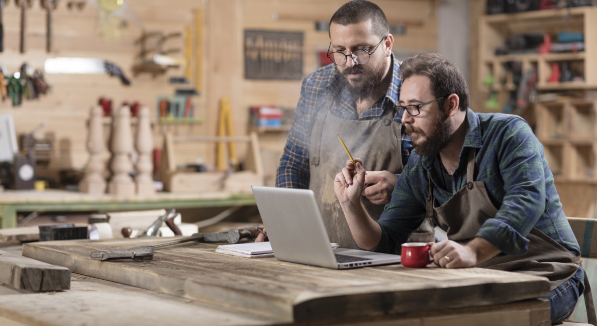 1200-x-655-trabajadores-en-plena-actividad-laboral-Istock.jpg