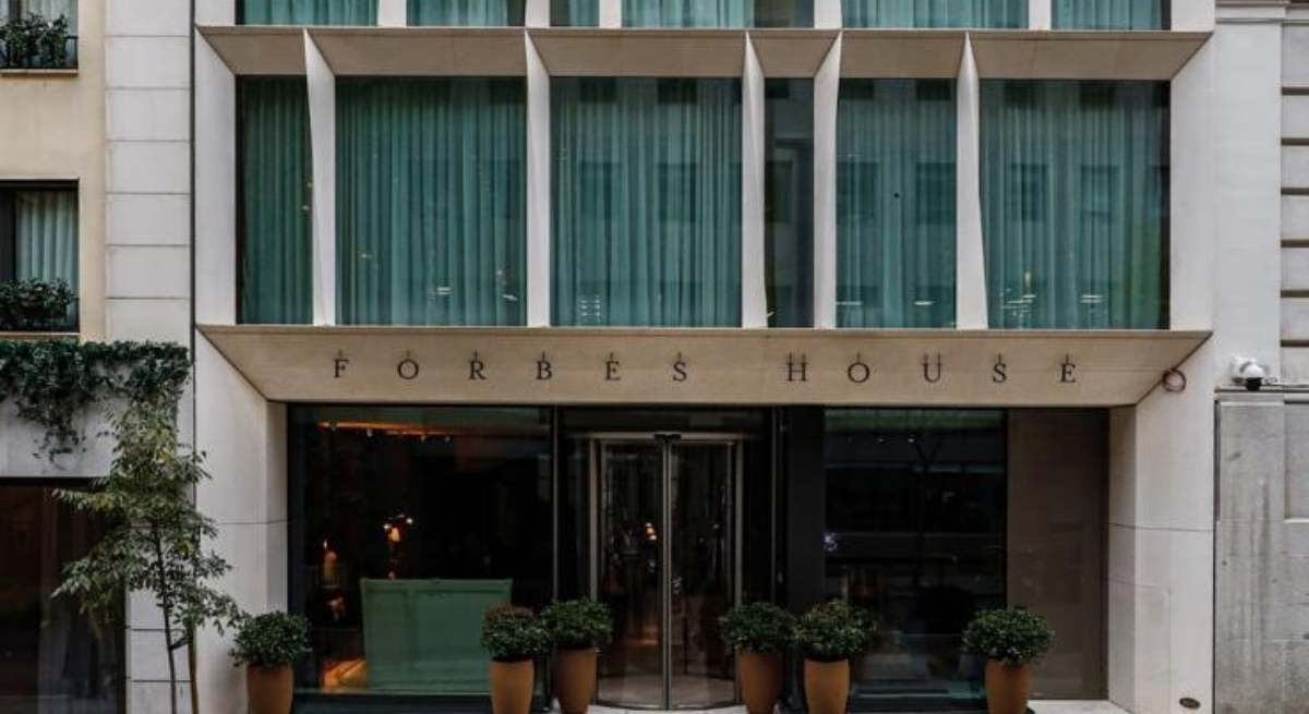 Entrada del primer Forbes House del mundo ubicado en Madrid