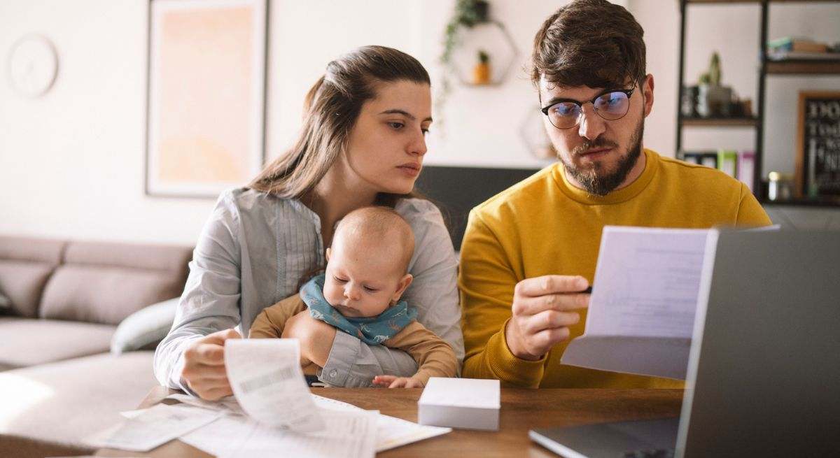 Familia revisando facturas en el hogar