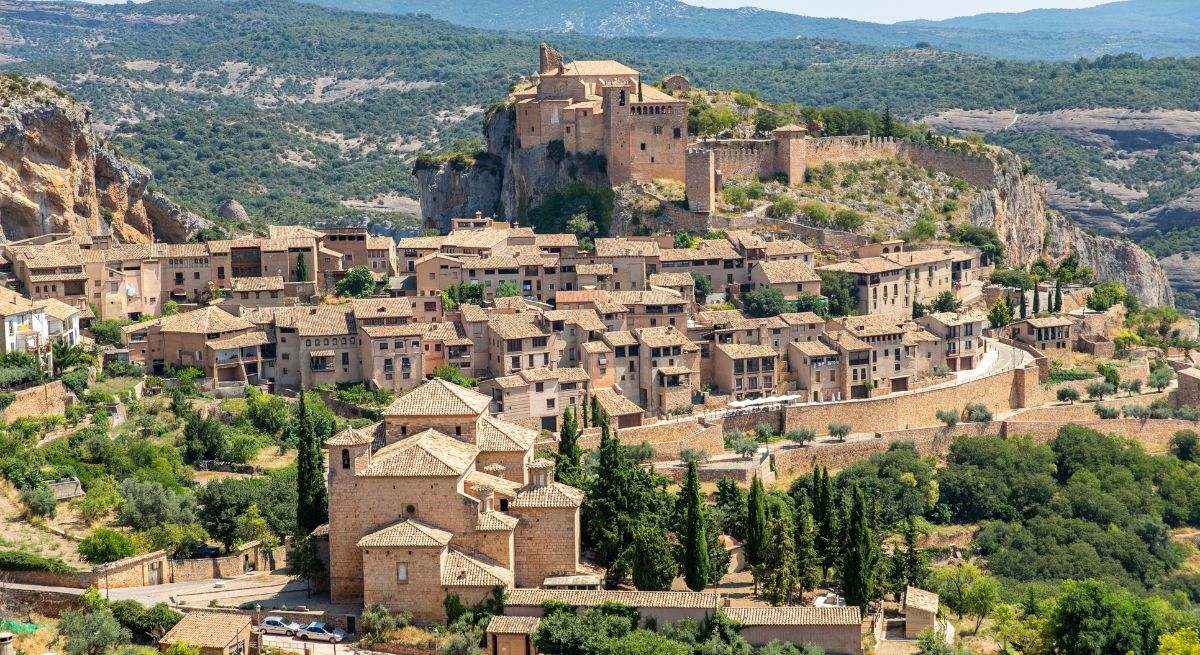 El ignorado pueblo de Aragón lleno de cuevas con pinturas rupestres, una pasarela a 50 metros y una fortaleza única en Europa que se puede visitar