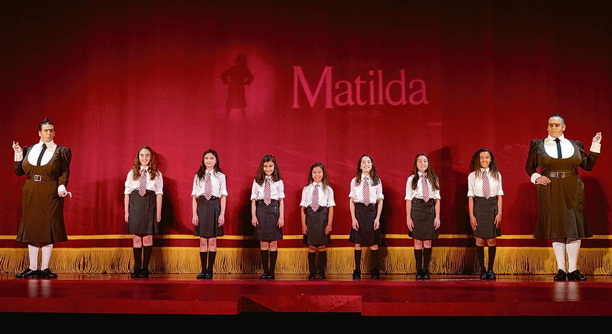 varios_actores_presentacion_elenco_matilda_musical_teatro_alcala_19_mayo.jpg