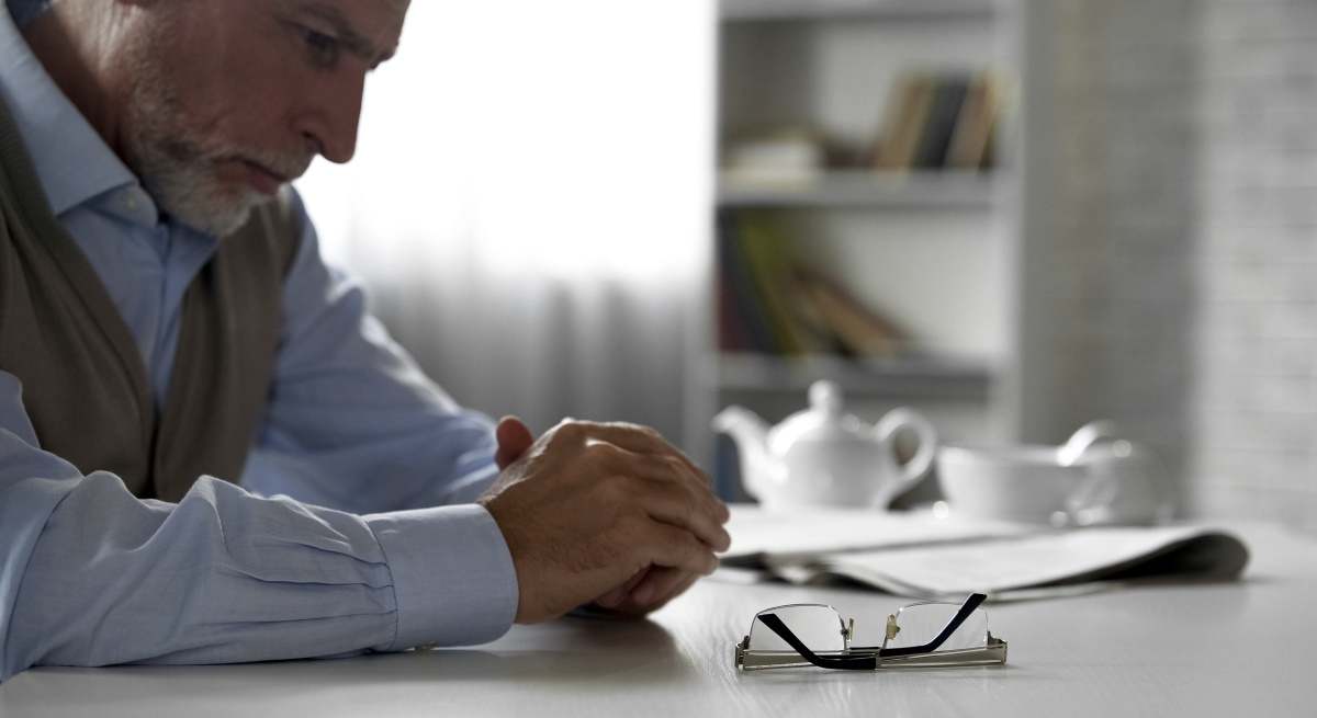 jubilado-reflexiona-gafas-mesa-pension-dreamstime.jpg
