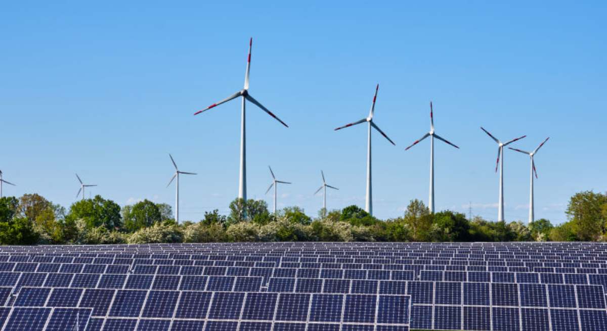 Planta fotovoltaica y eólica. / iStock